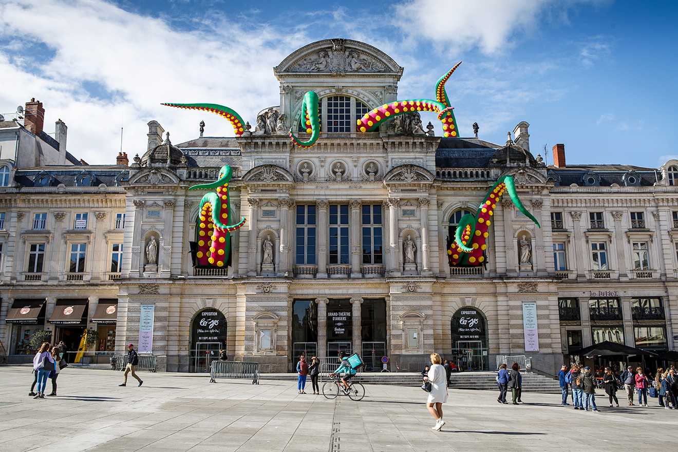Accroche-coeurs festival, France - Tentacules gonflables à ventouses de 10m - © Terry Rook - Glance Image